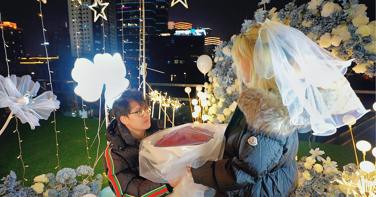 <div class="paragraphs"><p>Invictus Gaming player, JT- Proposes to Girlfriend, Yuno</p></div>