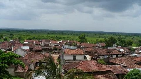 Rural Development : माळावरच्या वडासारखं घट्ट मनात रुतून बसलं गाव