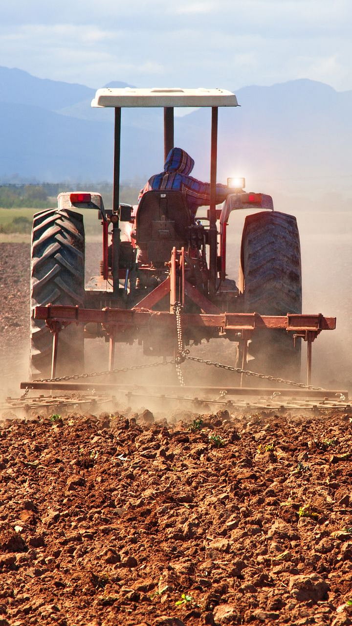Soil Ploughing : ट्रॅक्टरने जमीन नांगरताना कोणत्या गोष्टींची काळजी ...