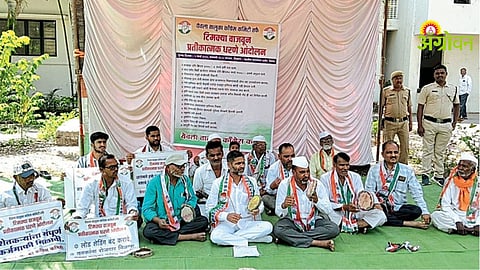 Onion farmers protest for subsidy in Yeola Maharashtra