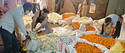 The arrival and demand of Shewanti and other flowers has started increasing in the flower market at Pune-Gultekdi.