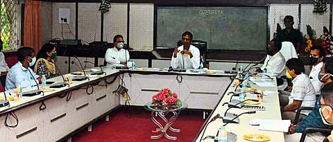 वाल्मी व जलसंधारण आयुक्त कार्यालयाच्या बैठकीत  मार्गदर्शन करताना  जलसंधारण मंत्री शंकरराव गडाख.