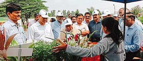 नवीन कृषी तंत्रज्ञानाची माहिती घेताना डॉ. विजय भटकर