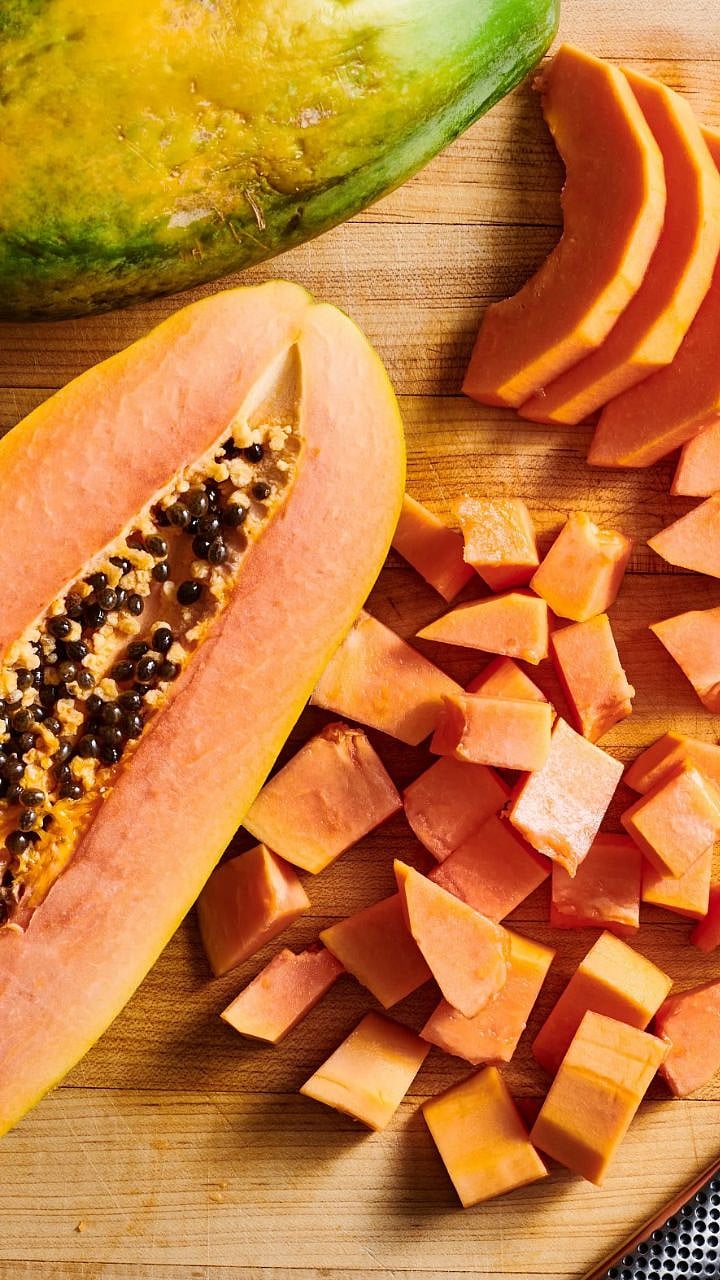 Papaya Benefits पपई खाल्ल्याने मासिक पाळी काळातील त्रास आणि हार्मोन्स संतुलन राहतं का?Does