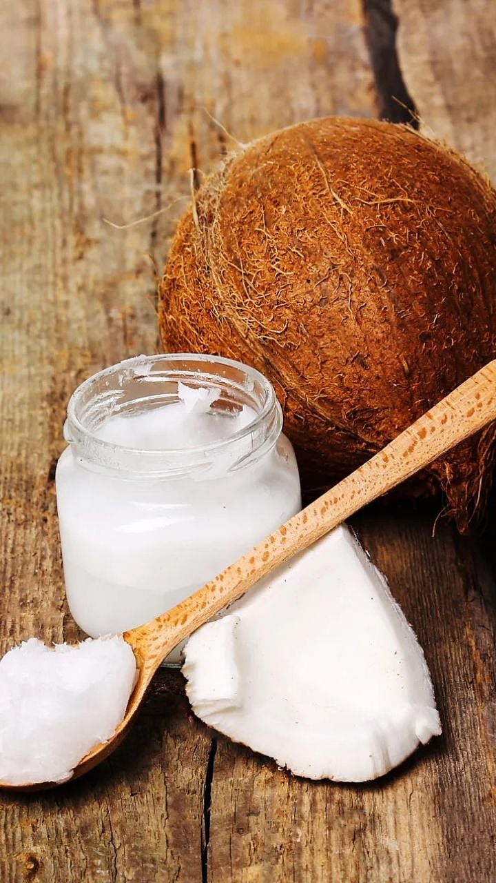 Coconut Oil Benefits : नारळाच्या तेलाला आयुर्वेदात एवढं का महत्व?|Know ...