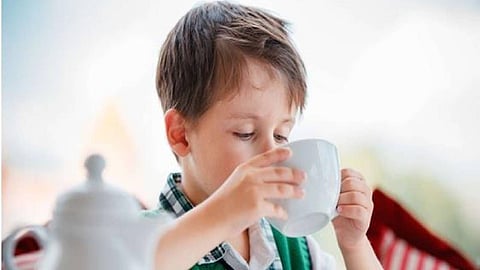 أضرار شرب الشاي والقهوة على الأطفال