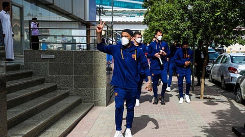 لاعبو برشلونة في شوارع الرياض