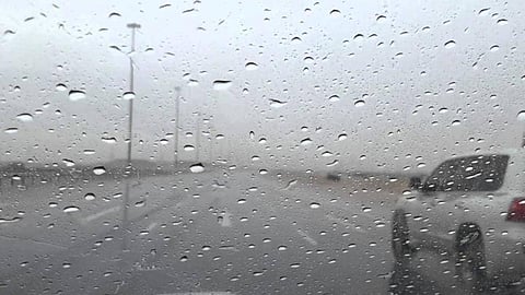 الأمطار تتساقط فوق مناطق بالمملكة