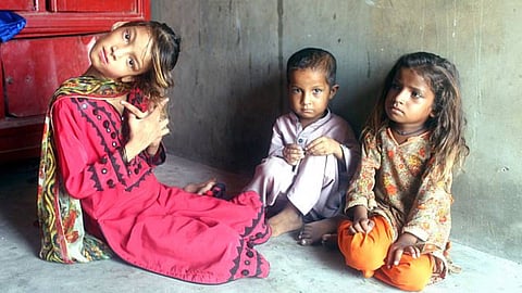 المراهقة الباكستانية ذات الرأس الملتوي