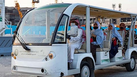 عربات جولف لنقل كبار السن وذوي الإعاقة بالمسجد الحرام