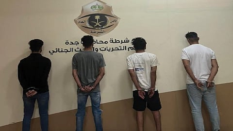 صورة للمضبوطين الأربعة الذين سرقوا الخزنة بجدة. (الأمن العام)
