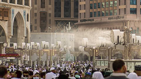 مروحة رذاذ لتلطيف أجواء المسجد الحرام