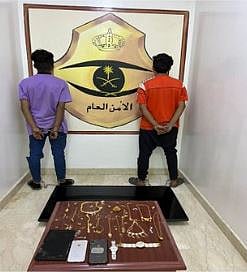 المتهمان وجانب من المضبوطات