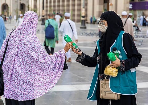 توزيع المظلات على زوار المسجد النبوي