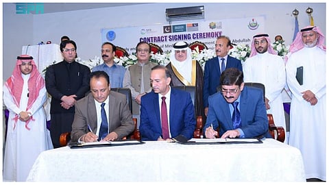 جانب من توقيع عقود التوريد