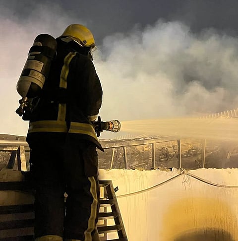 الدفاع المدني يخمد حريقًا بإحدى ورش حي بدر في الرياض دون إصابات
