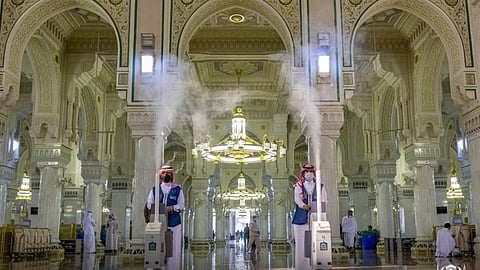 بمواد صديقة للبيئة.. 4 آلاف عامل وعاملة لتطهير المسجد الحرام على مدار الساعة
