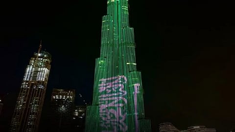 علم المملكة يزين معالم الدولة.. الإمارات تحتفي باليوم الوطني السعودي
