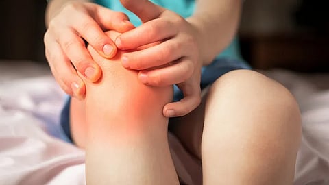 أعراض مرض تكسر العظام الزجاجي  