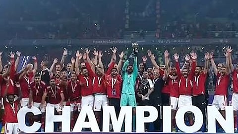 بثنائية نظيفة في شباك الزمالك.. الأهلي المصري يفوز ببطولة السوبر المحلي 
