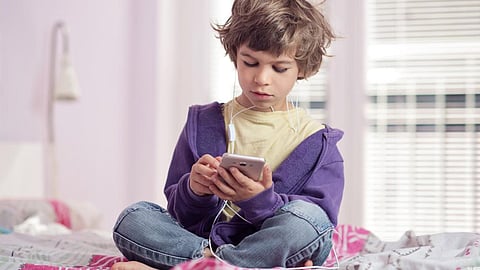 مختص يحذر من استخدام الطفل المستمر للجوال: «قد يكون أقل ذكاء في المستقبل»
