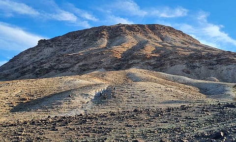 بالصور.. المساحة الجيولوجية تدرس عمر البراكين بحرة خيبر