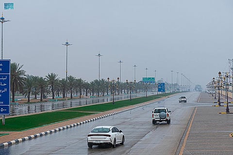 بالصور.. أمطار متوسطة إلى غزيرة على محافظة رفحاء ومراكزها