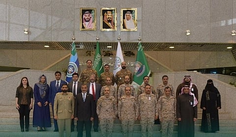 وفد باكستاني يزور كلية القيادة والأركان