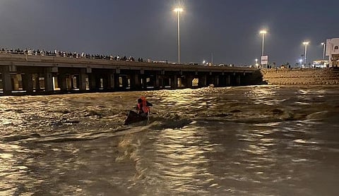  إنقاذ 4 أشخاص احتجزوا في سيل وادي 