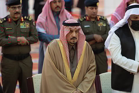 أمير الرياض يؤدي صلاة الميت على الأميرة هيا بنت سعود بن عبدالله