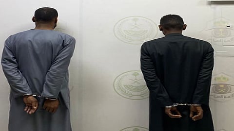 الإطاحة بمواطنَيْن