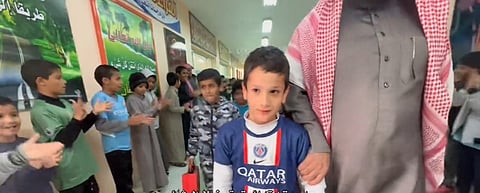 وداع طالب باكستاني بمدرسة في بيشة