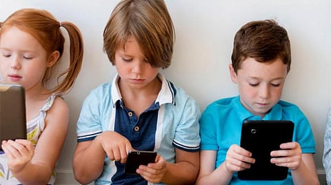 «عش بصحة»: 3 أضرار لاستخدام الأجهزة أثناء طعام الأطفال