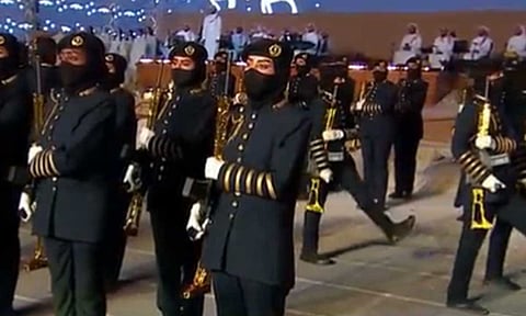مجندات سعوديات أثناء تقديم عرضا عسكريا 