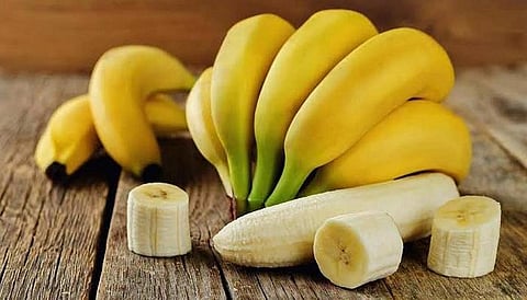 5 أضرار لتناول الموز على الريق 
