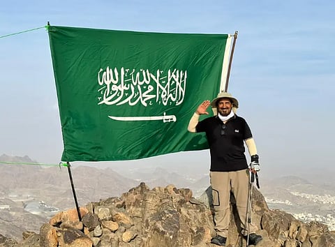 مواطن يحيي العلم بجبل الطارقي