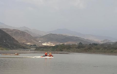 جرفتهم السيول.. الدفاع المدني ينتشل جثث 3 أطفال في صبيا والريث