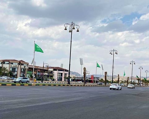 احتفاء بيوم العلم.. أحياء وميادين نجران تتزين بالعلم السعودي