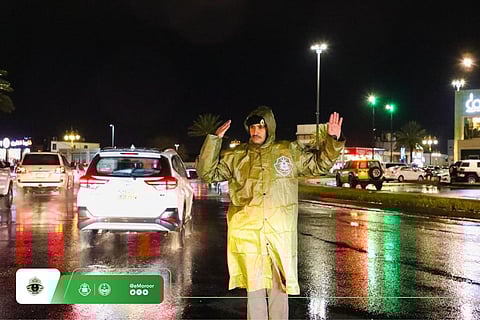 رجال المرور يواصلون مهامهم