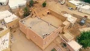 صلى به الأمراء وكبار رجال الدولة.. تعرّف على تاريخ المسجد القبلي بمدينة الرياض (فيديو)