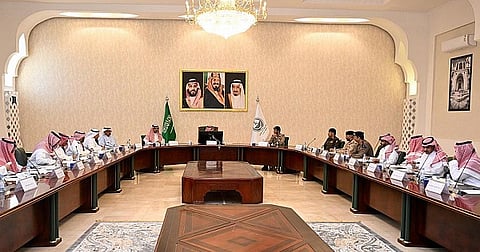 محافظ الطائف يناقش استعدادات الدفاع المدني