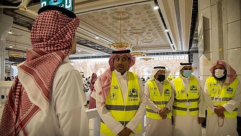 عدد من المتطوعين بالمسجد الحرام 