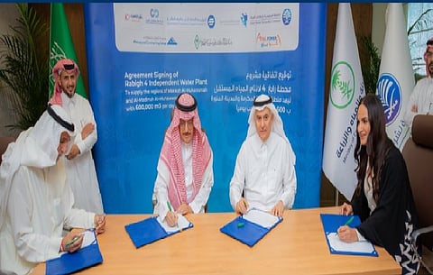 وزير البيئة يوقّع اتفاقيات إنشاء مشروع محطة رابغ 4