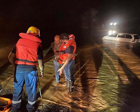 إنقاذ شخص من السيول بالمدينة 