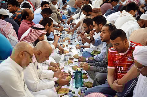 مائدة إفطار الصائمين