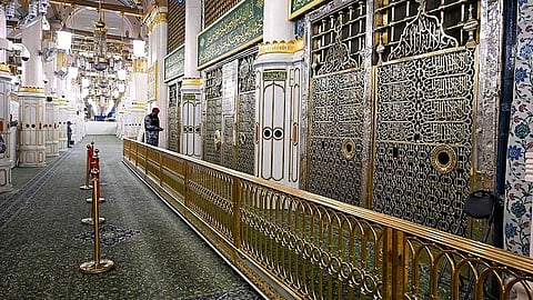 الحاجز النحاسي المحيط بالحجرة النبوية