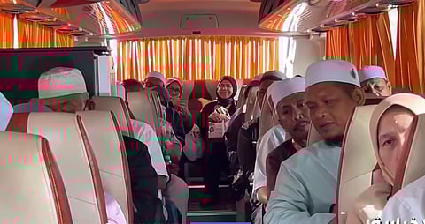 مقطع يوثق لحظة وصول أكثر من 500 حاج ماليزيًا إلى المملكة عبر مبادرة «طريق مكة»