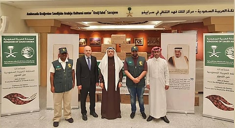 جانب من تسليم هدية المملكة من التمور