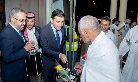  استقبال حجاج تركيا بماء زمزم وباقات الورود