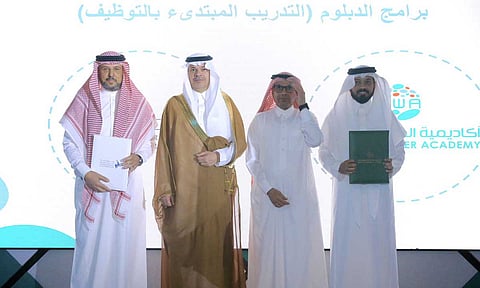 «تنمية الموارد البشرية» وأكاديمية الطاقة والمياه يدعمان تدريب 750 شابا للعمل في قطاع الصيانة والتشغيل
